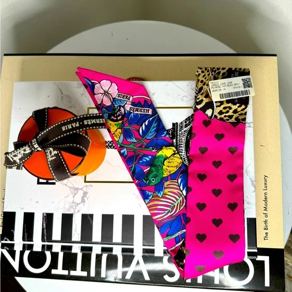 HERMES Silk Jungle Love Twilly Rose Vif Blue Roy - Picture 2 of 7